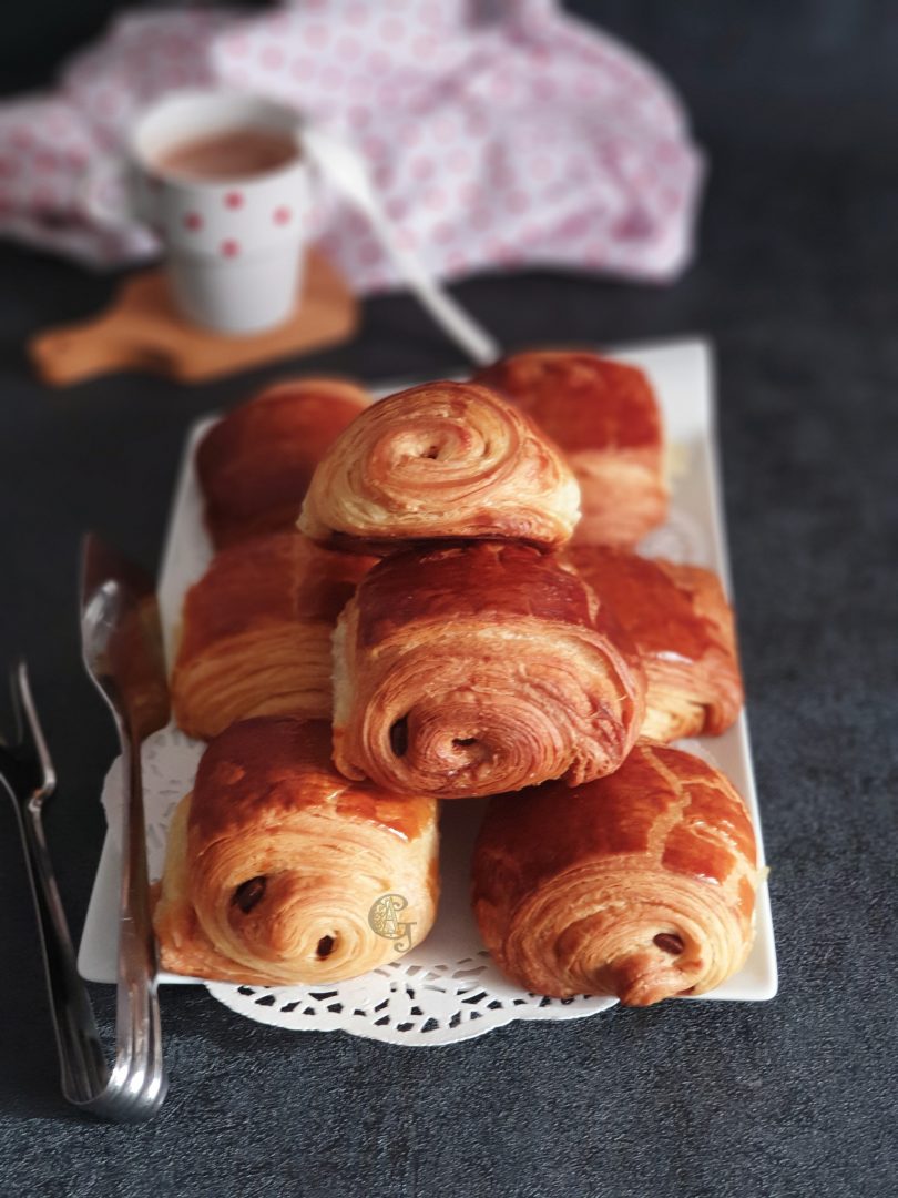 pain-au-chocolat-ou-chocolatine-pur-beurre-gourmandise-assia