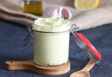 Sauce ou Crème Libanaise à l'Ail {Toum Libanais}