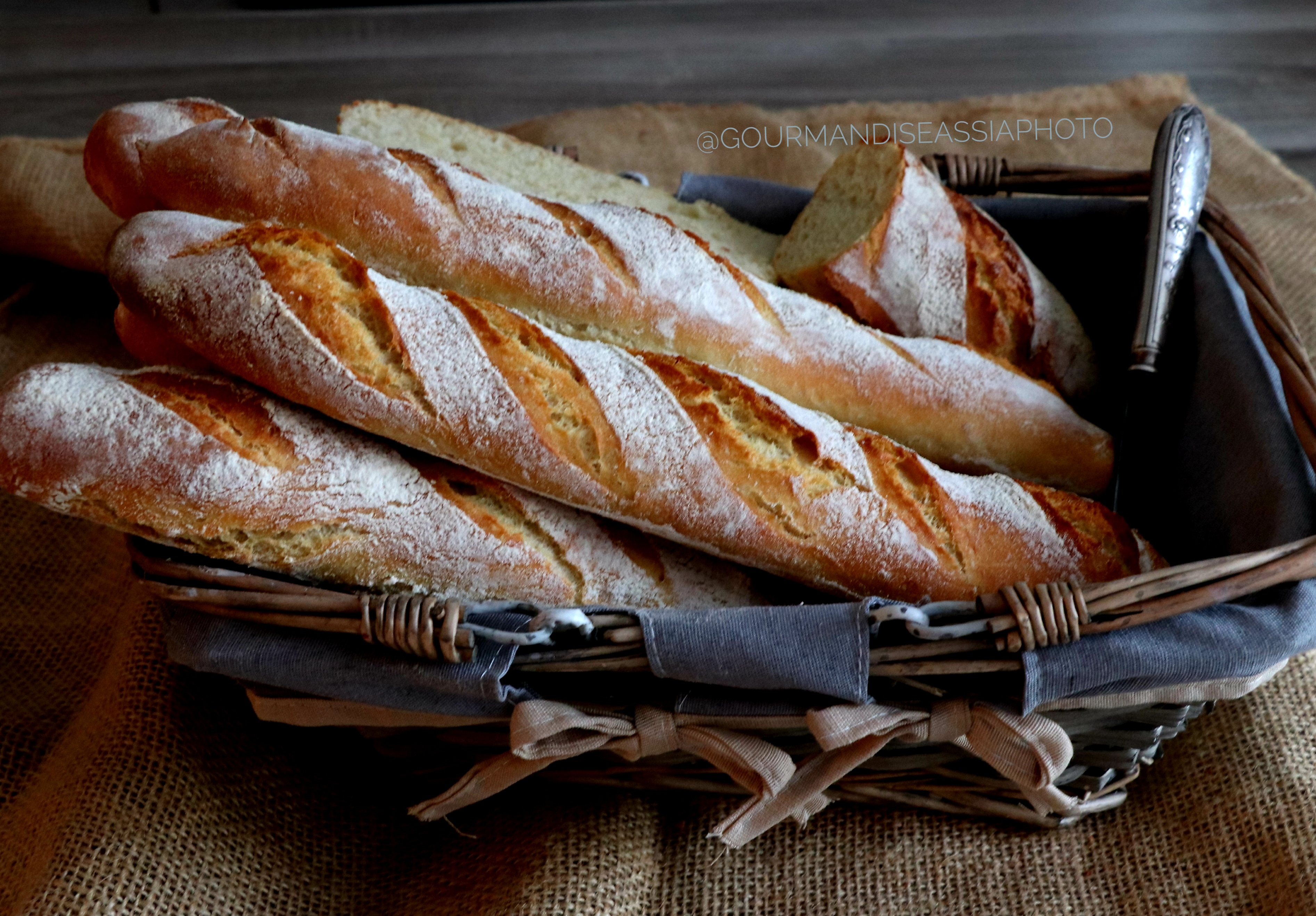 Que Cuisine - Baguette française : la recette du pain facile et  croustillant Ingrédients FARINE: 500 gr EAU CHAUDE: 370 gr LEVURE: 25 gr LE  SEL: 1 cuillère à café Des instructions